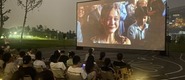 （http://webcam.shijianglong.com/转载）成都秋夜“新耍法”：到公园看坝坝电影